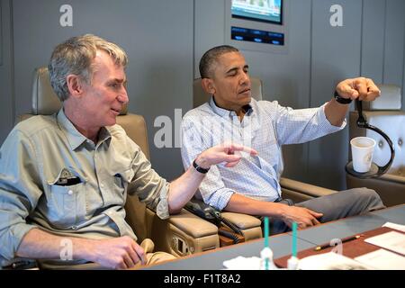 Stati Uniti Il presidente Barack Obama parla con Bill Nye, la Scienza Guy, a bordo di Air Force One en route a Miami Aprile 22, 2015. Foto Stock