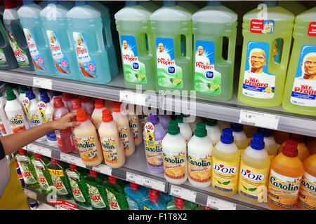 Scaffali ricolmi di varietà di bottiglie di tutti i liquidi-scopo detergente in un supermercato SPAR in Belgio Foto Stock