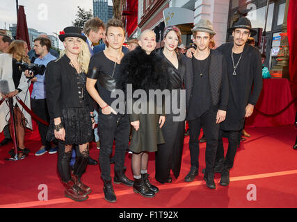 Amburgo, Germania. 06 Sep, 2015. Cantante olandese Sharon Kovacs (3-L) e la sua band si pongono durante il gala di beneficenza "Notte delle leggende' ad Amburgo, Germania, 06 settembre 2015. Il gala di cui beneficia l'associazione 'Nestwerk fuer Jugendprojekte' (lit. Nestwork [come in rete] per la gioventù) avviene per l'undicesimo tempo. Foto: Georg Wendt/dpa/Alamy Live News Foto Stock