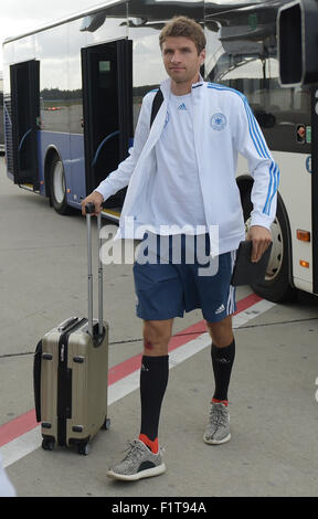 Francoforte, Germania. 6 Sep, 2015. Germania Thomas Mueller arriva all'aeroporto di Francoforte, in Germania, 6 settembre 2015. In Germania la nazionale di calcio è in partenza per la UEFA EURO 2016 match di qualificazione contro la scozia a Glasgow. Foto: Federico Gambarini/dpa/Alamy Live News Foto Stock