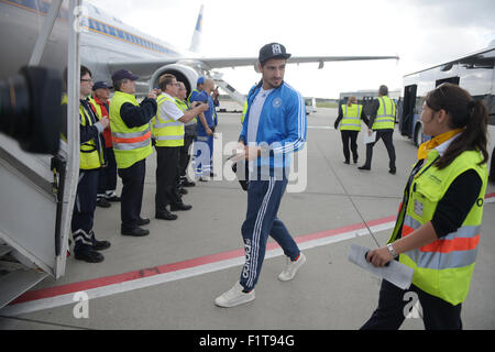 Francoforte, Germania. 6 Sep, 2015. La Germania Mats Hummels (C) arriva in aereo all'aeroporto di Francoforte, Germania, 6 settembre 2015. In Germania la nazionale di calcio è in partenza per la UEFA EURO 2016 match di qualificazione contro la scozia a Glasgow. Foto: Federico Gambarini/dpa/Alamy Live News Foto Stock