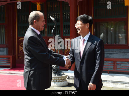 Pechino, Cina. 7 Sep, 2015. Meng Jianzhu (R), un membro dell'ufficio politico del Comitato Centrale del Partito Comunista della Cina (CPC) e capo della commissione per la politica e gli affari legali della CPC Comitato Centrale, un incontro con una delegazione della British 48 Gruppo Club guidato dal suo presidente Stephen Perry a Pechino Capitale della Cina, Sett. 7. 2015. Credito: Zhang Ling/Xinhua/Alamy Live News Foto Stock