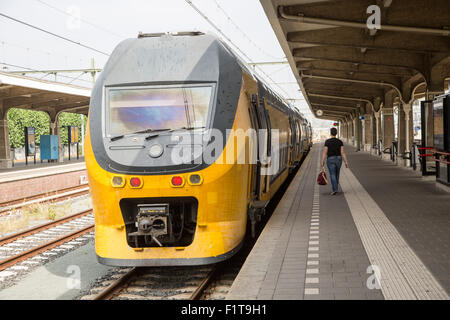 Sprinter treno alla piattaforma, Maastricht stazione ferroviaria, provincia di Limburgo, Paesi Bassi Foto Stock