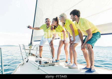 Gruppo di amici di scattare le foto sulla barca a vela mare Adriatico Foto Stock