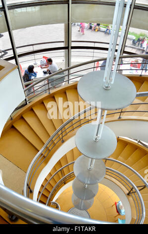 Bexhill-on-Sea, East Sussex, Inghilterra, Regno Unito. Scale e cafe in De La Warr Pavilion - 1930 Edificio modernista Foto Stock