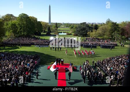 Gli Stati Uniti Esercito vecchia guardia Fife e Drum Corps parate sul prato Sud della Casa Bianca durante lo stato cerimonia di arrivo per il primo ministro giapponese Shinzo Abe Aprile 28, 2015 a Washington, DC. Foto Stock