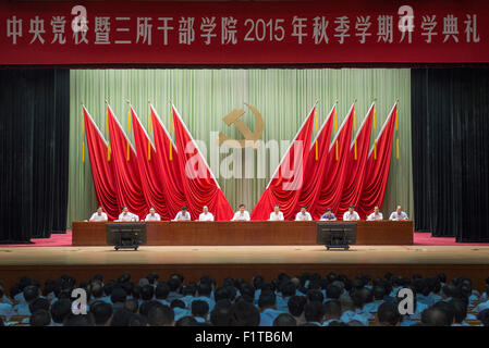 Pechino, Cina. 7 Sep, 2015. Liu Yunshan (C), presidente della Scuola di partito del Partito Comunista della Cina (CPC) Comitato centrale e da un membro del comitato permanente dell'ufficio politico del partito comunista Comitato Centrale, parla in occasione della cerimonia di apertura del semestre autunnale della Scuola di partito a Pechino Capitale della Cina, Sett. 7, 2015. Credito: Wang Ye/Xinhua/Alamy Live News Foto Stock