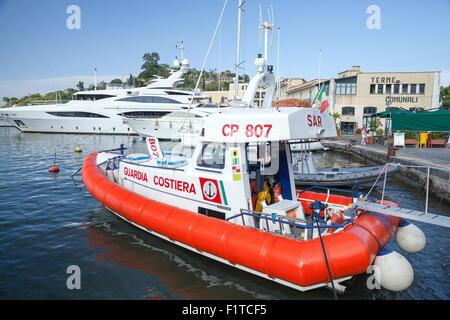 Ischia, Italia - 15 agosto 2015: il bianco e il rosso della guardia costiera italiana si erge in barca nel porto di Ischia Foto Stock