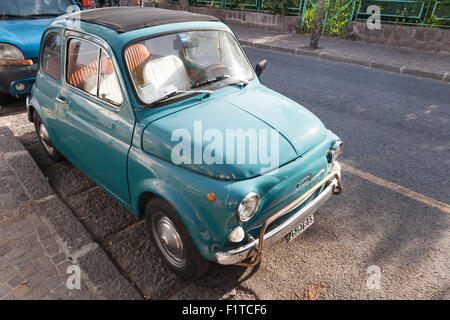 Ischia, Italia - 15 agosto 2015: verde vecchia FIAT 500 city car sta parcheggiato sulla strada urbana Foto Stock