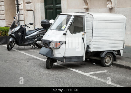 Roma, Italia - 07 agosto 2015: Bianco Piaggio Ape 50 Van sta parcheggiato su una strada in Roma con lucchetto sulla porta Foto Stock