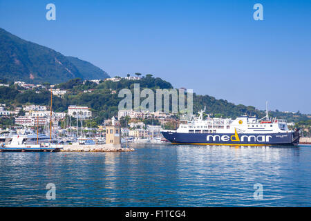 Casamicciola Terme, Italia - 14 agosto 2015: Maria Buono traghetti passeggeri, azionato da Madmar entra nel porto di Casamicciola Ter Foto Stock