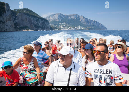 Capri, Italia - 14 agosto 2015: turisti in gita in barca intorno all'isola di Capri, Italia Foto Stock