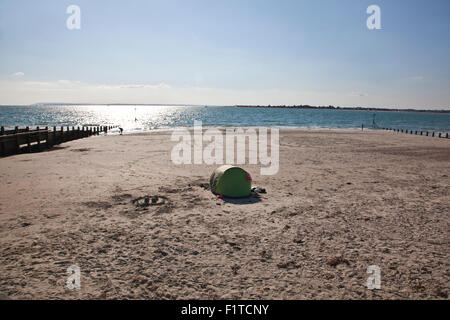 Un lone tenda si accamparono a West Wittering Beach, nel distretto di Chichester West Sussex, in Inghilterra, Regno Unito Foto Stock