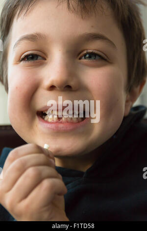 Ragazzo con mancante dente anteriore, in attesa di dente di fata Foto Stock