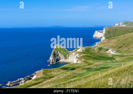 Vista dalla costa sud-ovest il percorso si affaccia su porta di Durdle, nelle vicinanze Lulworth, Jurassic Coast, Dorset, England, Regno Unito Foto Stock