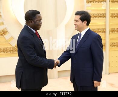 Pechino, Cina. 7 Sep, 2015. Wang Zhengwei (R), vice-presidente del Comitato nazionale del la Conferenza consultiva politica del popolo cinese (Cpcpc) e di capo dello stato degli affari etnici Commissione (SEAC), incontra Foly-Bazi Katari, vice presidente del Togo della Corte europea per la Repubblica (UNIR) partito che conduce la visita di una delegazione di unir, a Pechino, capitale della Cina, Sett. 7, 2015. © Ma Zhancheng/Xinhua/Alamy Live News Foto Stock