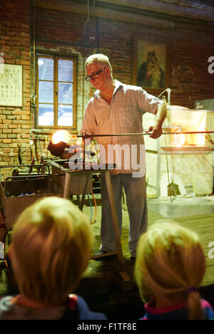 I vetrai, vetrai formando il vetro fuso, fabbrica di vetro, vetrerie fatti a mano, arte, Glassblowing, glassforming, lampworker Foto Stock