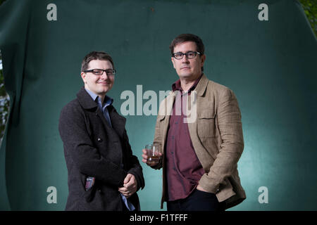 Gavin Extence (sinistra), lo scrittore inglese e John Darnielle, il musicista americano e romanziere, all'Edinburgh International Book Festival 2015. Edimburgo, Scozia. Il 18 agosto 2015 Foto Stock