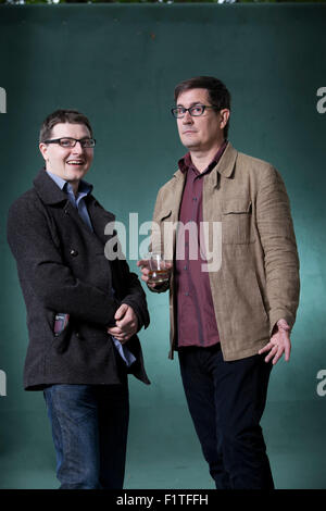 Gavin Extence (sinistra), lo scrittore inglese e John Darnielle, il musicista americano e romanziere, all'Edinburgh International Book Festival 2015. Edimburgo, Scozia. Il 18 agosto 2015 Foto Stock