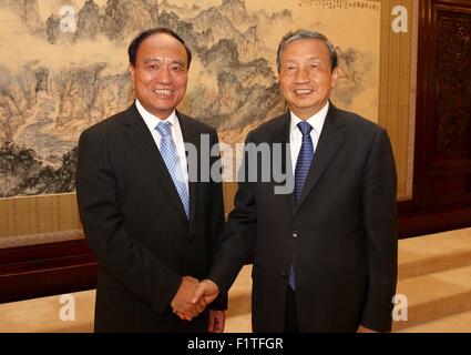 Pechino, Cina. 7 Sep, 2015. Chinese Vice Premier Ma Kai (R) soddisfa con Zhao Houlin, Segretario Generale dell Unione Internazionale delle Telecomunicazioni (ITU), a Pechino, capitale della Cina, Sett. 7, 2015. © Ma Zhancheng/Xinhua/Alamy Live News Foto Stock