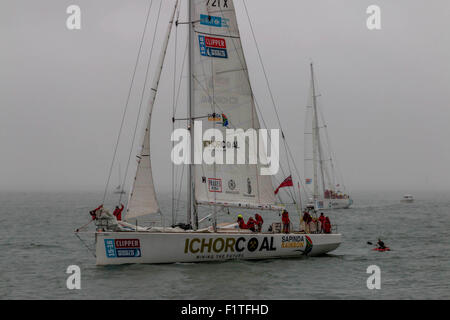 FILE PIC- southend - Essex - REGNO UNITO 31/08/2015- Ichrcoal inizia il giro del mondo race clipper da Southend come equipaggi di testa per Rio de Jeneiro. Credito: darren Attersley/Alamy Live News Foto Stock