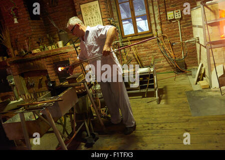 I vetrai, vetrai formando il vetro fuso, fabbrica di vetro, vetrerie fatti a mano, arte, Glassblowing, glassforming, lampworker Foto Stock