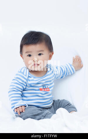 Cinese simpatico baby boy in sailor suit Foto Stock