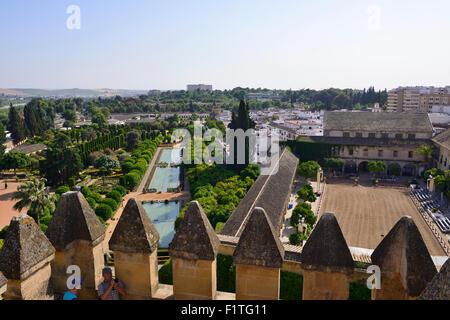 Vista in elevazione del Caballerizas Reales e giardini dell'Alcazar de los Reyes Cristianos a Cordoba, Andalusia, Spagna Foto Stock