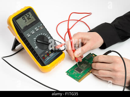 Test del dispositivo elettronico. Misurazione con multimetro Foto Stock