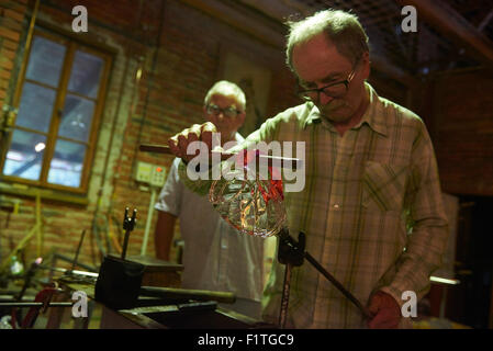 I vetrai, vetrai formando il vetro fuso, fabbrica di vetro, vetrerie fatti a mano, arte, Glassblowing, glassforming, lampworker Foto Stock