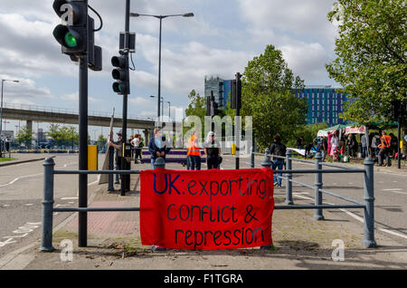 Londra, Regno Unito. Il 7 settembre, 2015. DSEI arms fair è dovuta per iniziare a Londra questa settimana.gruppo di attivisti protesta organizzata al di fuori di Excel exbition centro ove il anche avrà un posto. 7 Sep, 2014. Credito: Velar concedere/ZUMA filo/Alamy Live News Foto Stock