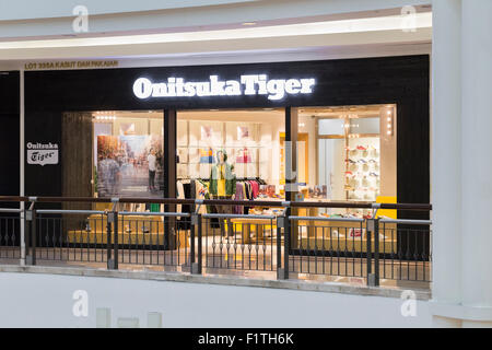 Onitsuka Tiger shop al Suria KLCC Shopping Centre, Kuala Lumpur, Malesia Foto Stock