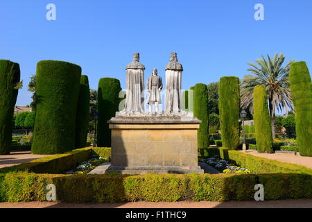 Statua di Colombo con re Ferdinando e la regina Isabella di Alcazar de los Reyes Cristianos Cordoba in Andalusia, Spagna Foto Stock