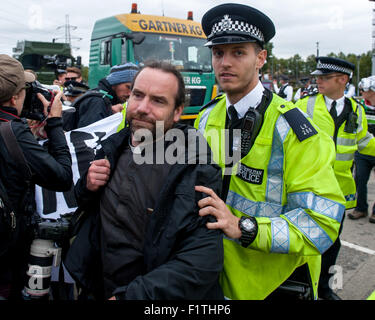 Londra, Regno Unito. Il 7 settembre, 2015. La polizia di rimuovere un vicario dal blocco durante una manifestazione di protesta contro il DSEI, uno dei più grandi worldÕs fiere di armi. Gli attivisti sono adirato per l'impatto che essi affermano che la fiera è sul commercio Òarms e repressione.Ó i manifestanti hanno lo scopo di tenere una settimana di azione contro la fiera di perturbare il buon funzionamento di questo evento che si svolgerà dal XV al XVIII del settembre 2015 presso il centro ExCel, Royal Victoria Dock. Credito: Pete Maclaine/Alamy Live News Foto Stock