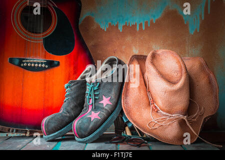 Vecchio cappello e scarpe su un pavimento di legno nel turismo Foto Stock