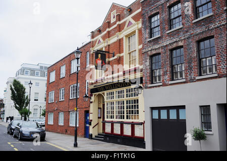 Il Wellington pub nel centro storico di Portsmouth Hampshire REGNO UNITO Foto Stock