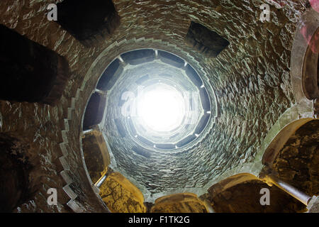Guardando verso l'alto dal fondo di un pozzetto di iniziazione alla Quinta da Regaleira, Sintra. Foto Stock