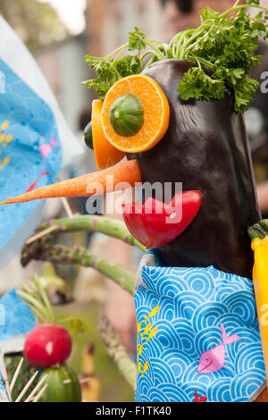 Le figure di vari animali di frutta e verdura Foto Stock