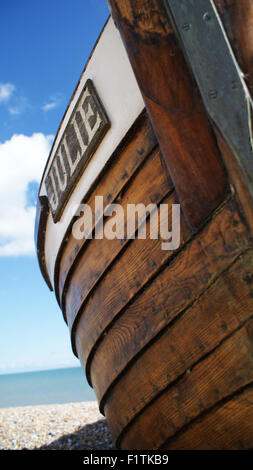 Vista laterale di una vecchia barca da pesca denominata Julie Foto Stock