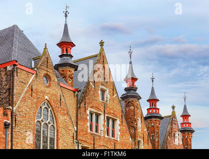 Bruges storica sui tetti spioventi e spiers Foto Stock