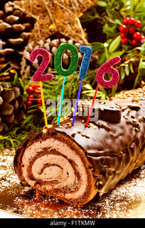 Un registro di yule cake, tradizionale del tempo di Natale, con scintillante di numeri di differenti colori che formano il numero 2016, come il nuovo Foto Stock