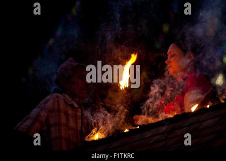 Lalitpur, Nepal. 7 Sep, 2015. I devoti di offrire preghiere al Signore Bhimsen durante il Bhimsen Jatra o Bhimsen Festival in Lalitpur, Nepal, Sett. 7, 2015. Bhimsen è la divinità per il benessere di business ed è appositamente rese omaggio dagli uomini d'affari della comunità Newar. Credito: Pratap Thapa/Xinhua/Alamy Live News Foto Stock