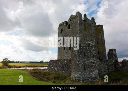 Castello Threave in Dumfries and Galloway, a sud-ovest della Scozia, si trova su un'isola del fiume Dee. Foto Stock