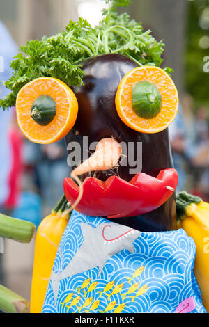 Le figure di vari animali di frutta e verdura Foto Stock