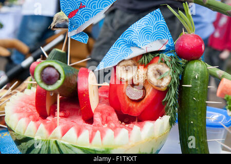 Le figure di vari animali di frutta e verdura Foto Stock