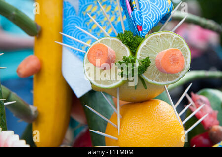 Le figure di vari animali di frutta e verdura Foto Stock