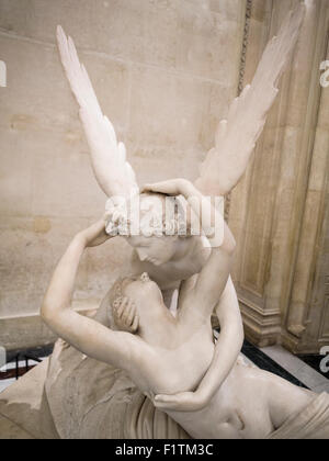 Psiche ravvivato da Cupido bacio. Una scultura su un tema classico. Una donna (Psiche) raggiunge fino ad un bacio da uomo alato (Cupido Foto Stock
