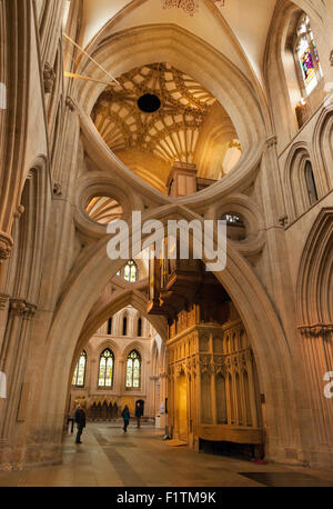 Il " forbice archi" - un esempio del XII secolo architettura medievale; gli interni della Cattedrale di Wells, Somerset, Inghilterra, Regno Unito Foto Stock