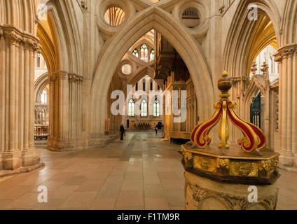 Le persone all'interno della medievale del XII secolo Cattedrale di Wells, pozzi, Somerset England Regno Unito Foto Stock