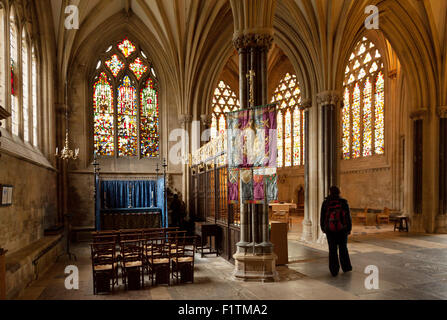 Le persone all'interno della medievale del XII secolo Cattedrale di Wells, pozzi, Somerset England Regno Unito Foto Stock